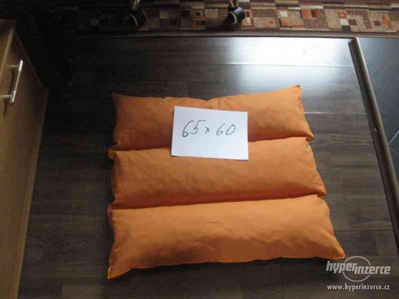 Ručně šitý polštář-pelíšek pro pejska. 65 krát 60 cm. - foto 2