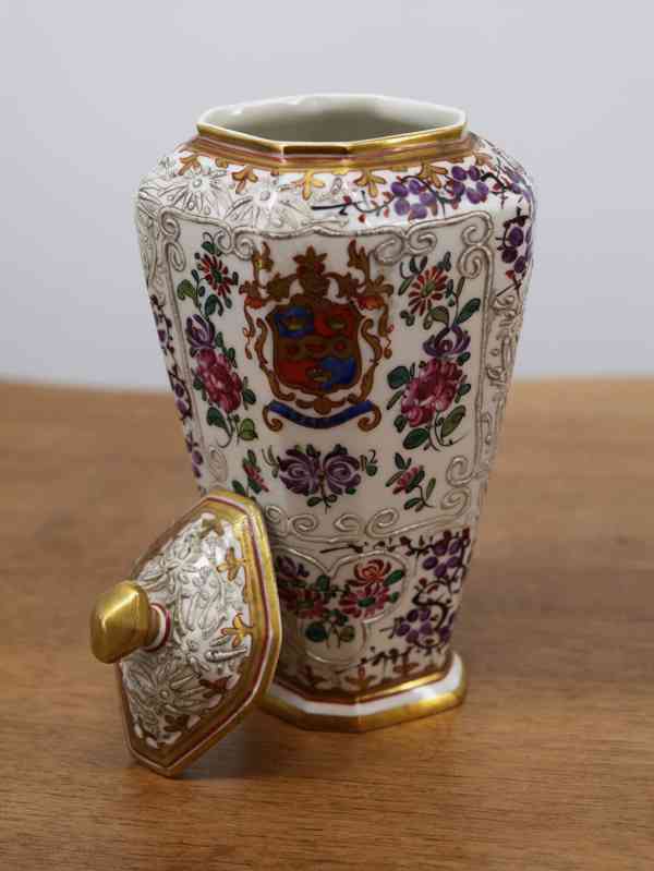 Párové porcelánové vázy s víky Samson, ručně malované, s erb - foto 7