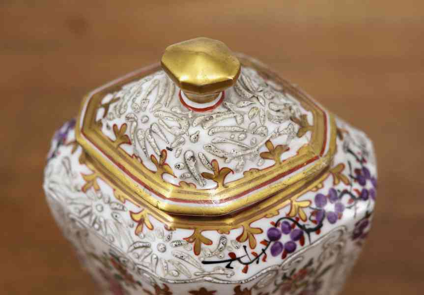 Párové porcelánové vázy s víky Samson, ručně malované, s erb - foto 5