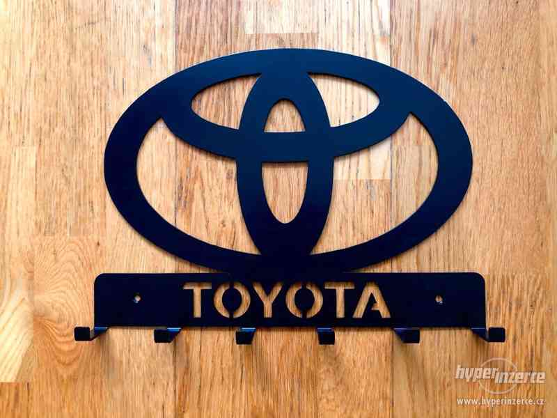 Designový věšák - Toyota - foto 1
