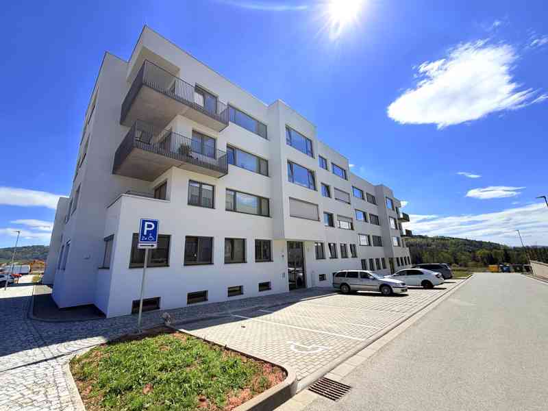PRODEJ BYTU OV 2+KK SE SKLEPEM A VLASTNÍM PARKOVACÍM STÁNÍM  - foto 2