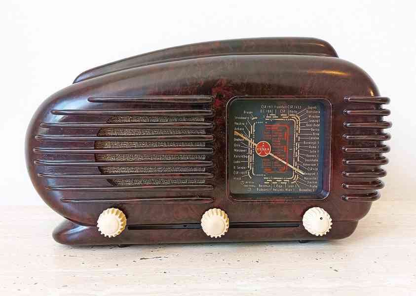 Krásný doplněk, starožitné rádio Talisman z roku 1953, top