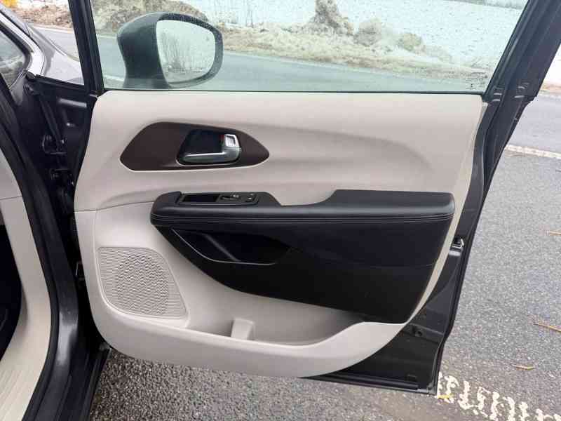 Chrysler Pacifica 3,6 Pentastar Kůže 8 míst 2017 - foto 11