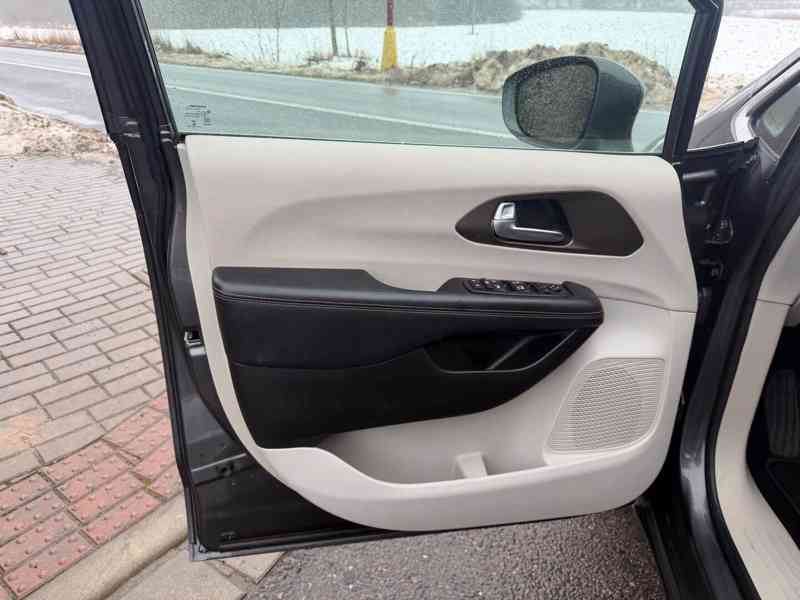 Chrysler Pacifica 3,6 Pentastar Kůže 8 míst 2017 - foto 14