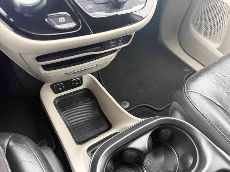 Chrysler Pacifica 3,6 Pentastar Kůže 8 míst 2017 - foto 18