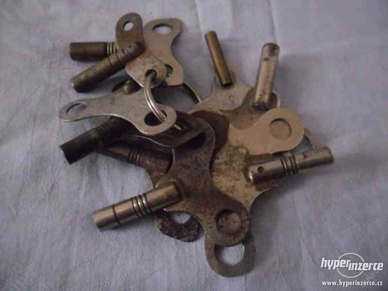 Starodávné klíče k hodinám - foto 1