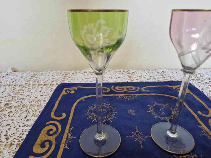 Krásné barevné secesní sklenice na nožce Moser Karlsbad - foto 3