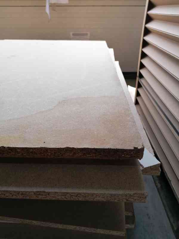 Dřevotřískové desky, atypické palety, poškozené MDF desky různých rozměrů