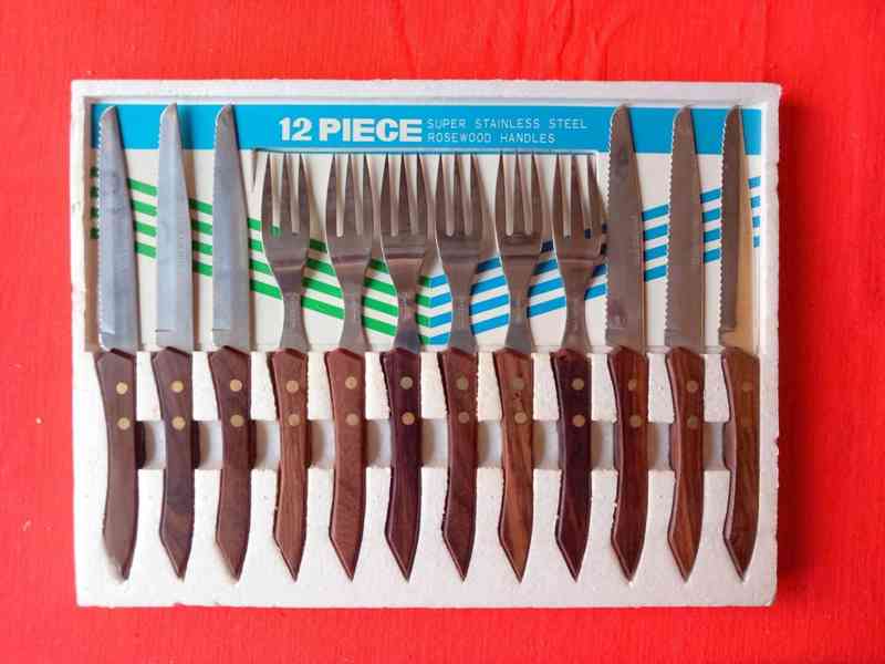 Souprava   nerezových nožů a vidliček na steaky a pizzu