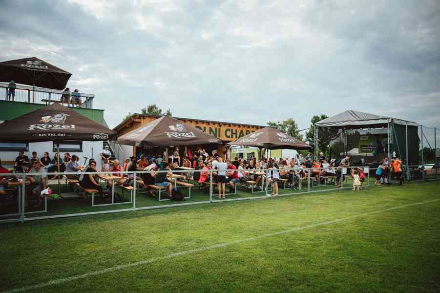 Brigáda ve venkovní restauraci/baru Chaberská Pergola 