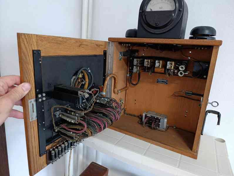 Stará telefonní ústředna Tesla - foto 15