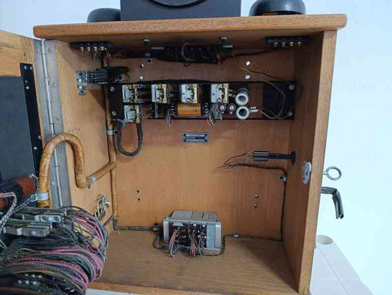 Stará telefonní ústředna Tesla - foto 16