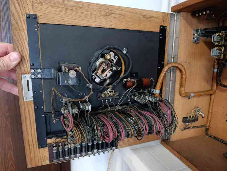 Stará telefonní ústředna Tesla - foto 17