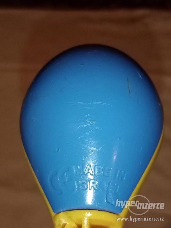 Retro chrastítko modro - žluté zn. Made in Izrael - foto 5