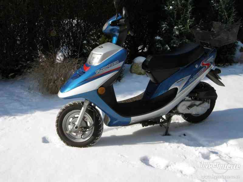 Jako nový skútr, najeto pouze 2890 km, pův. cena 34900 kč - foto 1