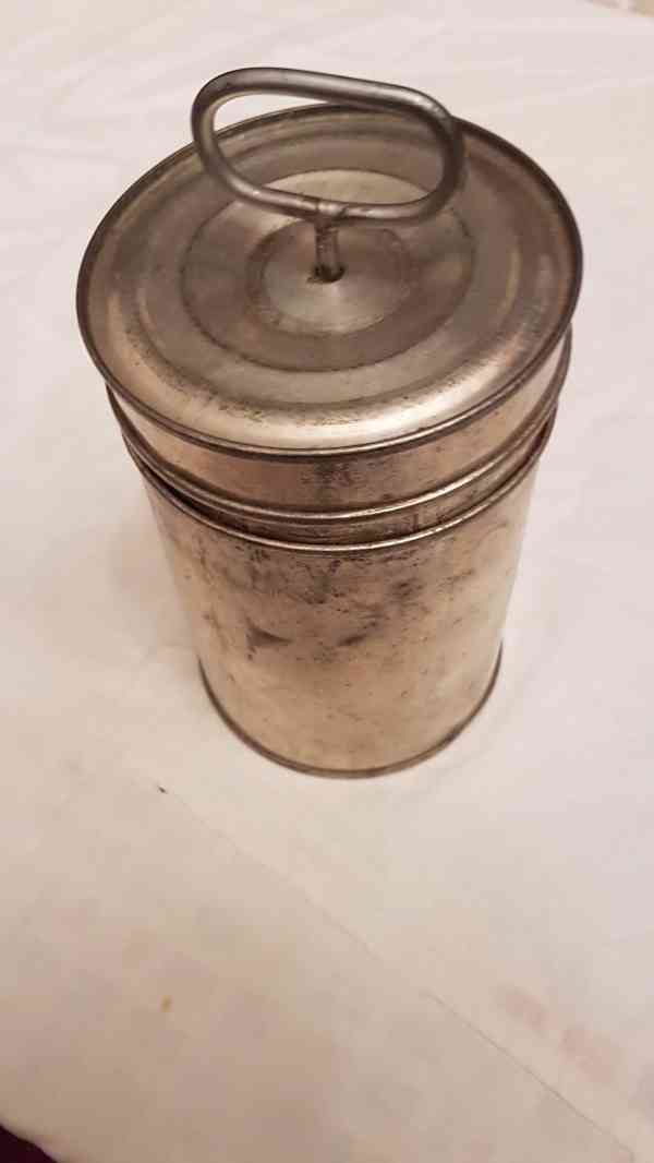 Starý plechový mechanický šlehač bílků