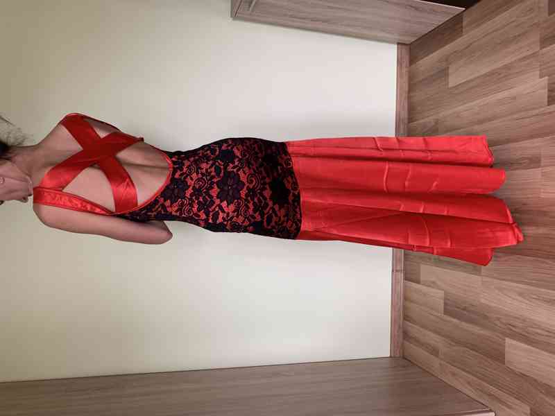 Nové červené saténové šaty s krajkou, vel.S/ M - foto 2