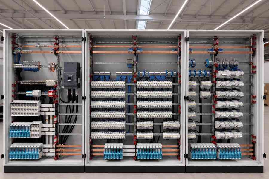 NĚMECKO: Elektrikář. Osazení a kompletace rozvaděčů. - foto 3