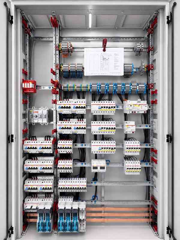 NĚMECKO: Elektrikář. Osazení a kompletace rozvaděčů. - foto 4