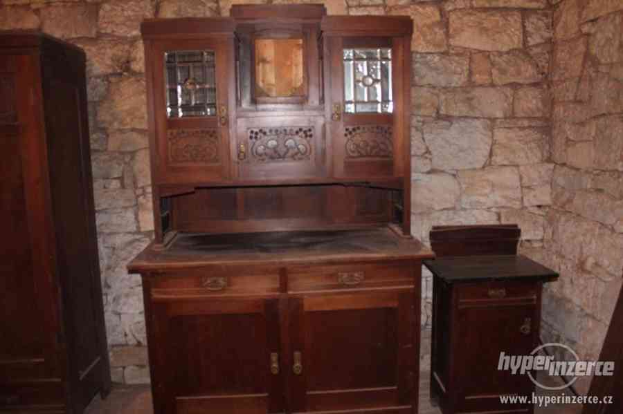 Sestava starožitného nábytku s reliéfem - foto 5