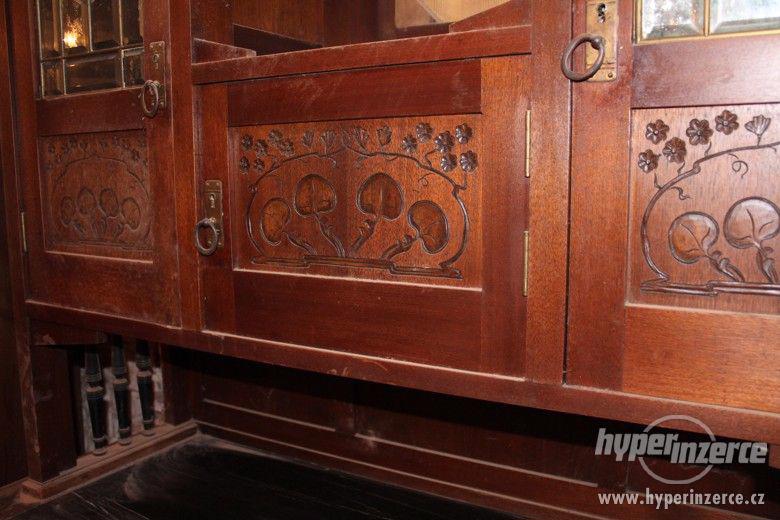 Sestava starožitného nábytku s reliéfem - foto 6