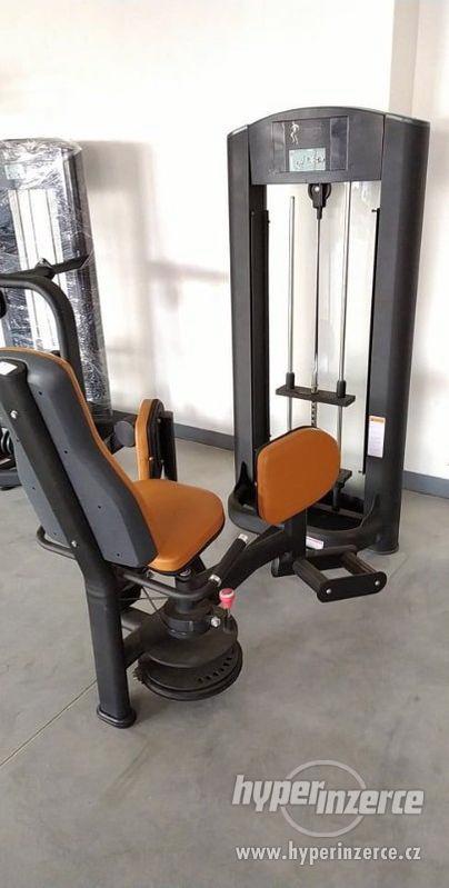 Posilovací stroj na vnitřní stehna se zátěží až 65 Kg - foto 1
