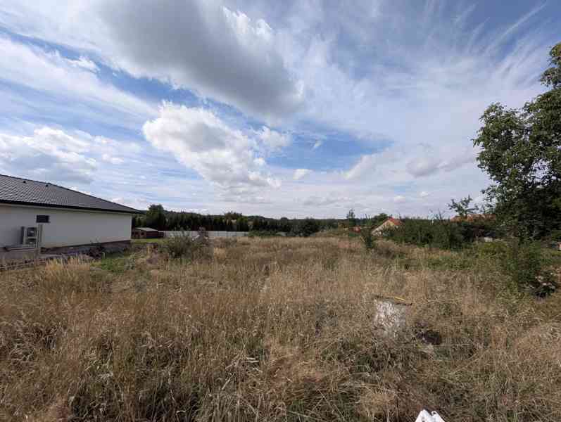 Prodej stavebního pozemku 1 205 m², s projektem a povolením - foto 2