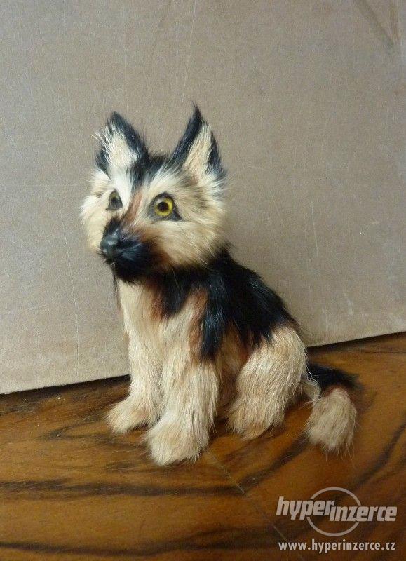 Pes hnědočerný strakáč - figurka 12 x 11,5 x 9 cm