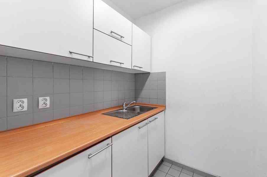 Pronájem obchodních prostor v City Empiria - 25NP / 121m2 (157m2) - foto 9