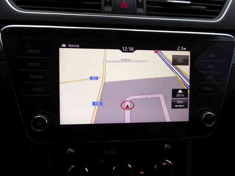 ŠKODA Superb Combi Sportline 2,0 TDI 140 kW 4x4 DSG - foto 25