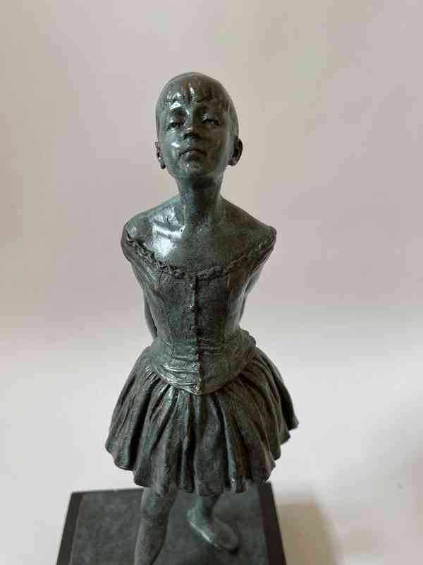Baletka tanečnice - bronzová socha na mramoru - foto 2