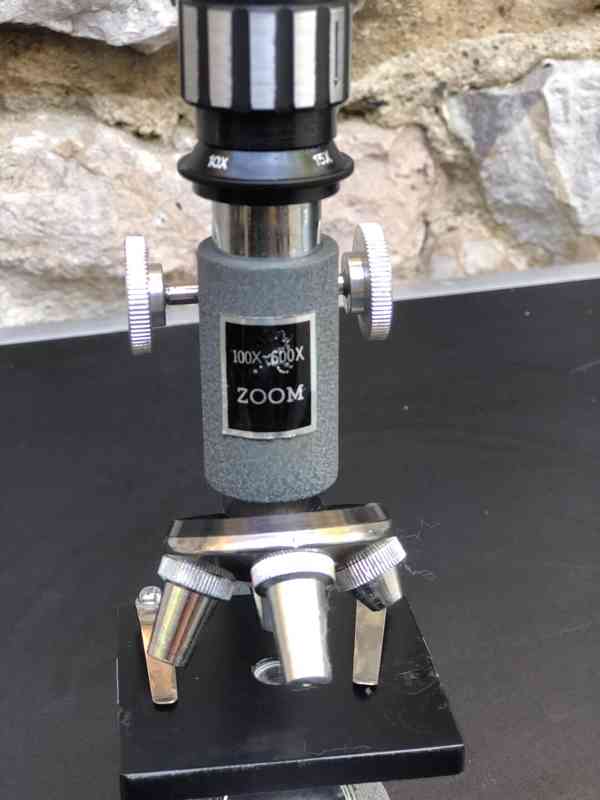 Japonský Mikroskop 100-600X. Plně funkční, včetně kufru a př - foto 4