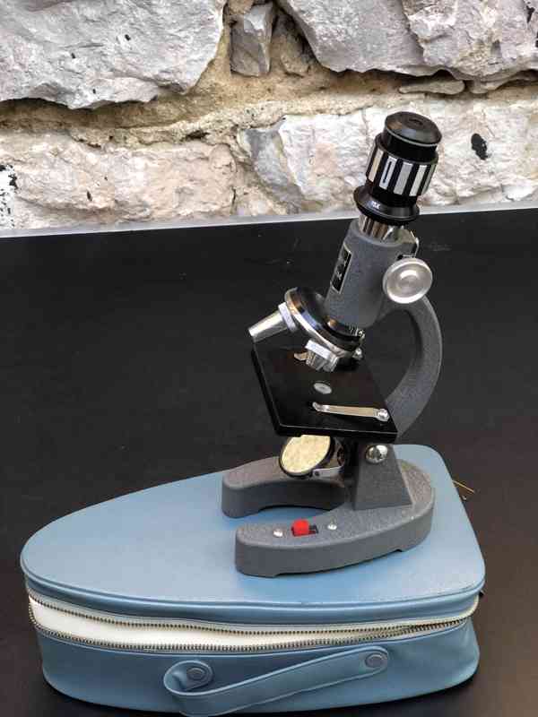 Japonský Mikroskop 100-600X. Plně funkční, včetně kufru a př