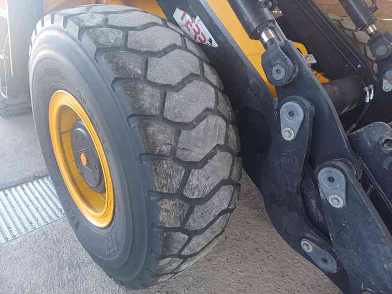 Čelní kolový nakladač JCB 426e  - foto 8