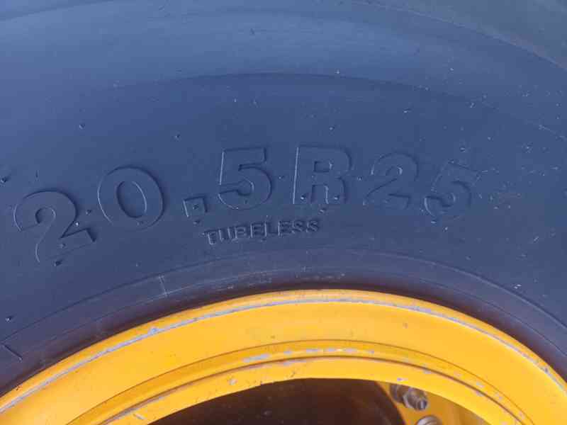 Čelní kolový nakladač JCB 426e  - foto 7