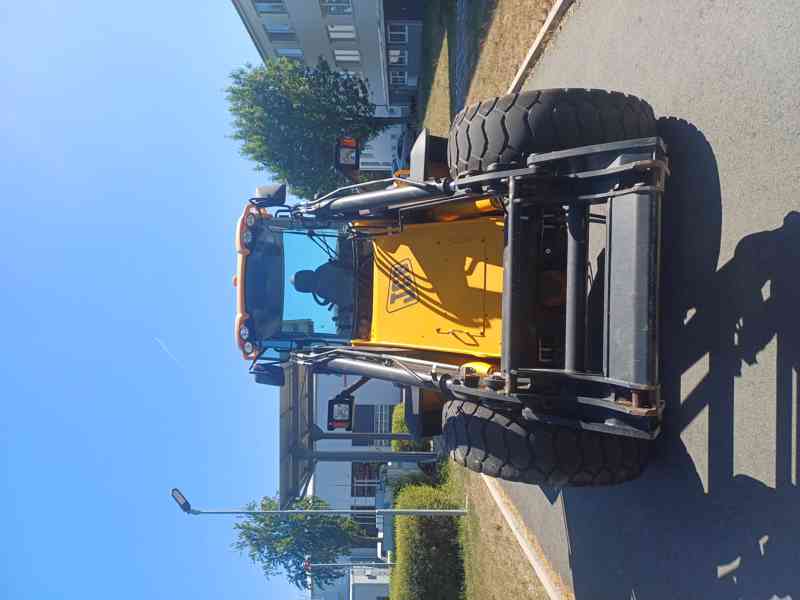 Čelní kolový nakladač JCB 426e  - foto 4