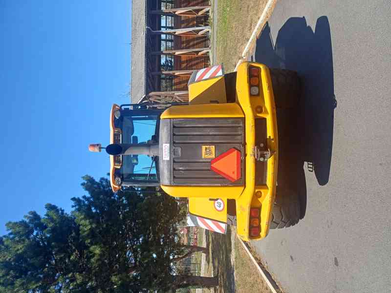 Čelní kolový nakladač JCB 426e  - foto 2