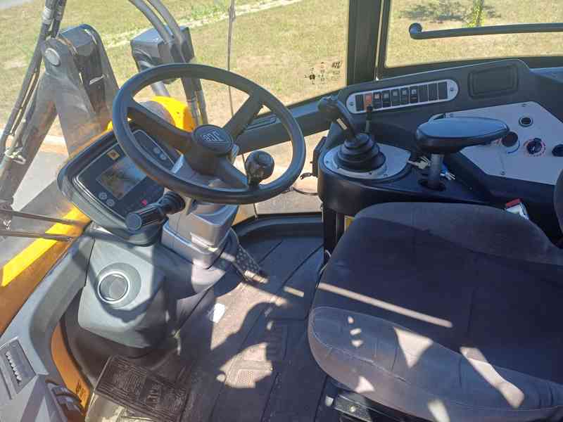 Čelní kolový nakladač JCB 426e  - foto 5
