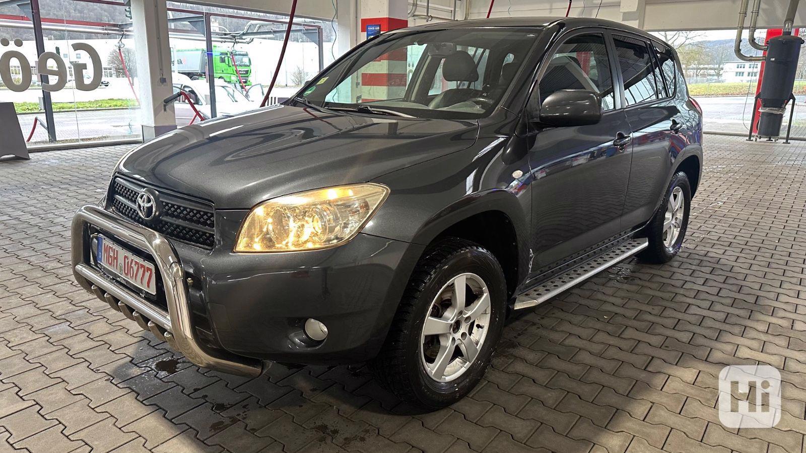 Toyota RAV 4 2,0i Executive benzín 4x4 112kw - foto 1