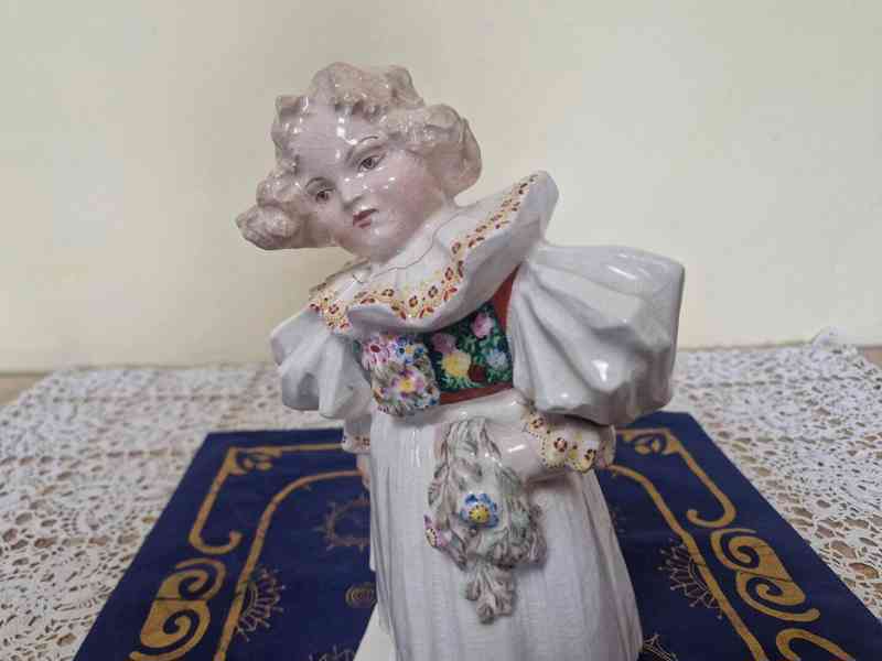 Stará keramická soška Dívka v kroji Bechyně M. Kocourek - foto 8