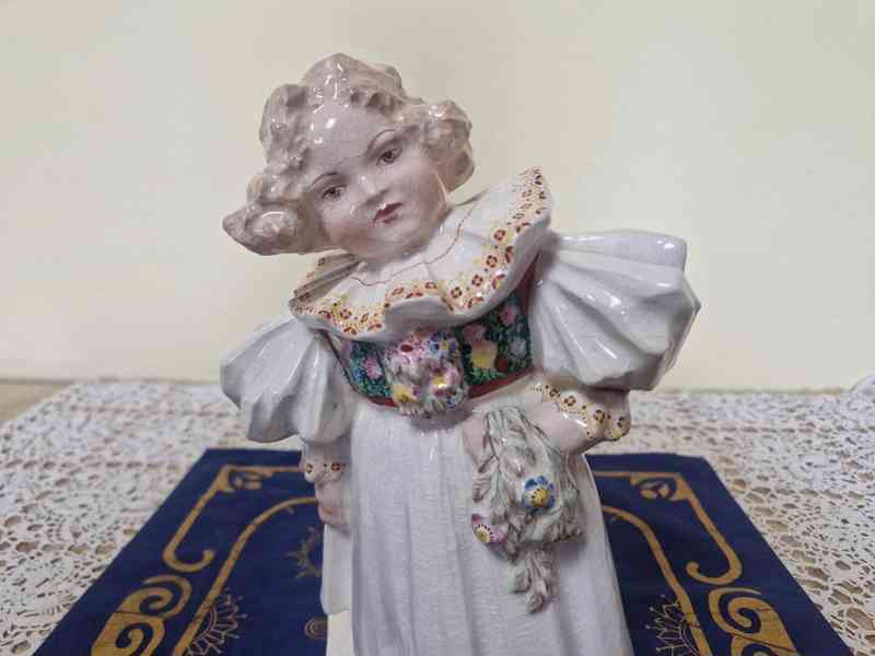 Stará keramická soška Dívka v kroji Bechyně M. Kocourek - foto 2