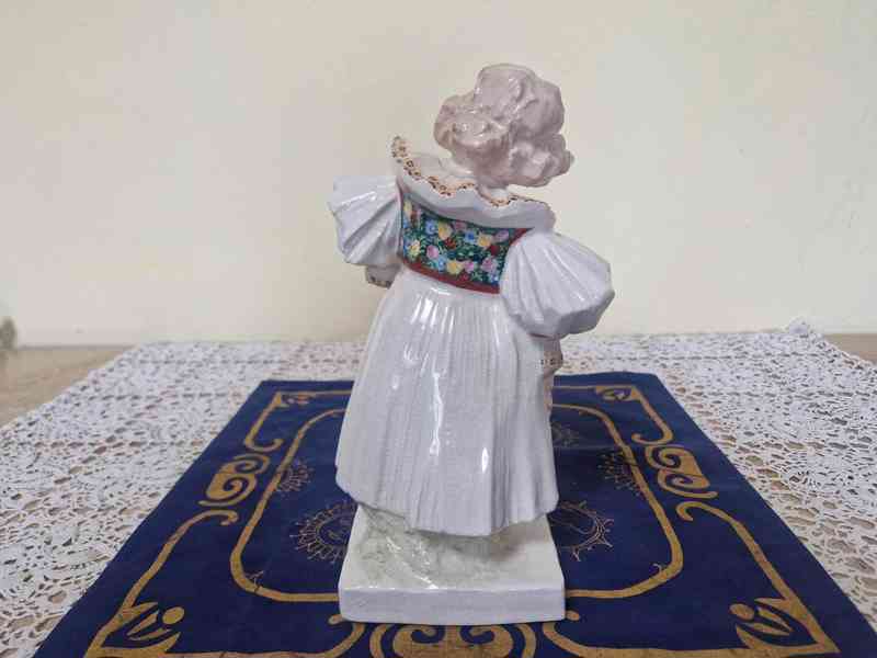 Stará keramická soška Dívka v kroji Bechyně M. Kocourek - foto 5