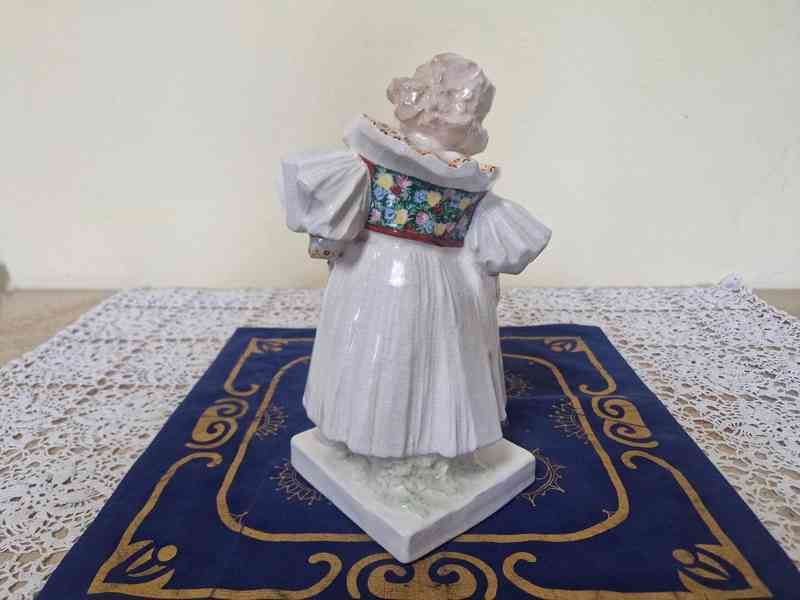 Stará keramická soška Dívka v kroji Bechyně M. Kocourek - foto 6
