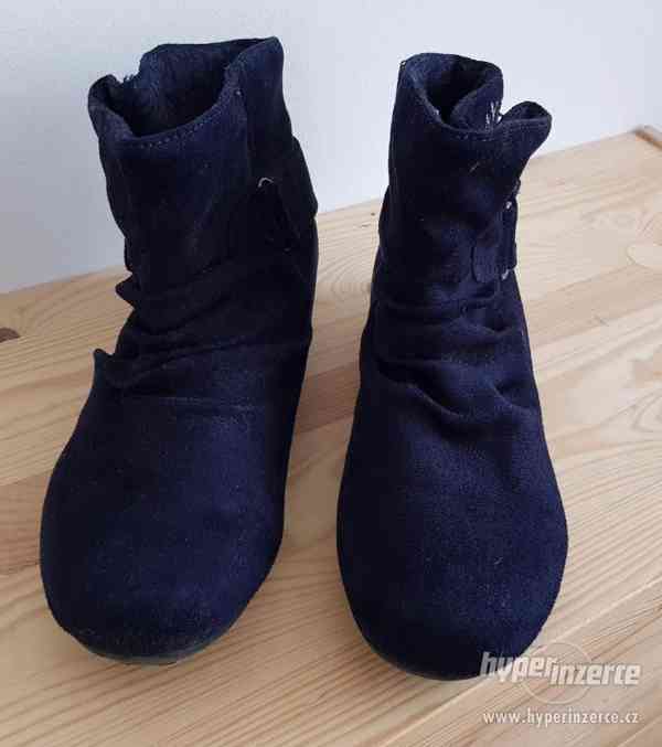 Tmavě modré kotníčkové boty. - foto 3