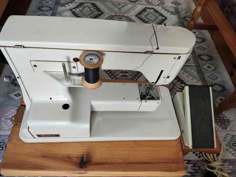 ELEKTRICKÝ ŠICÍ STROJ LADA