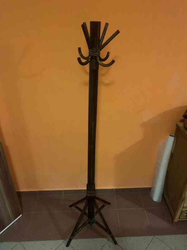 Dřevěný věšák na oblečení – Olomouc