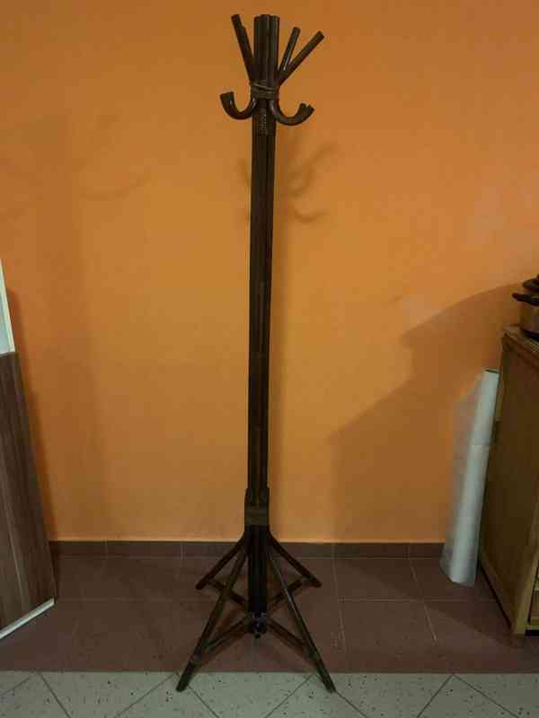 Dřevěný věšák na oblečení – Olomouc - foto 4