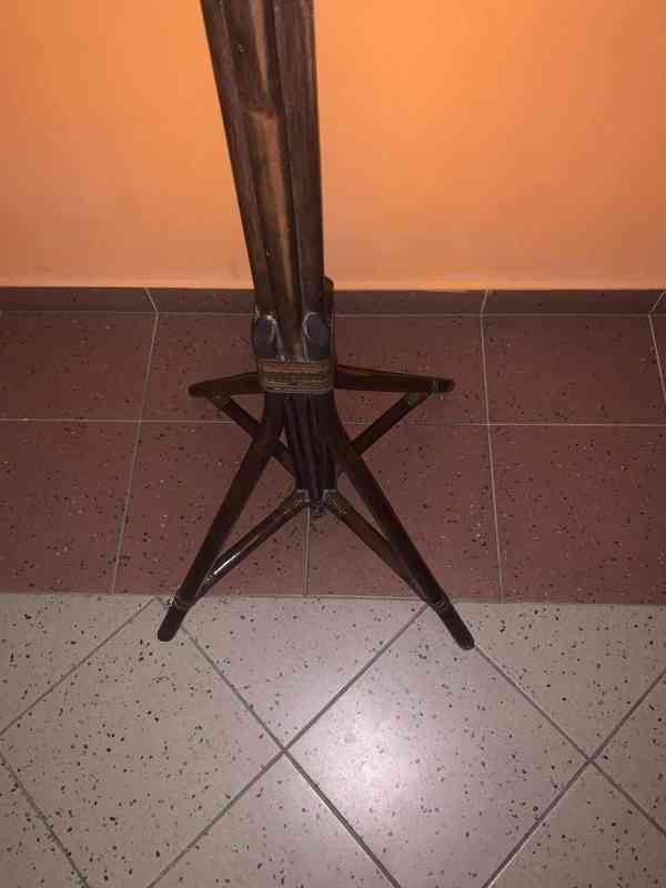 Dřevěný věšák na oblečení – Olomouc - foto 2