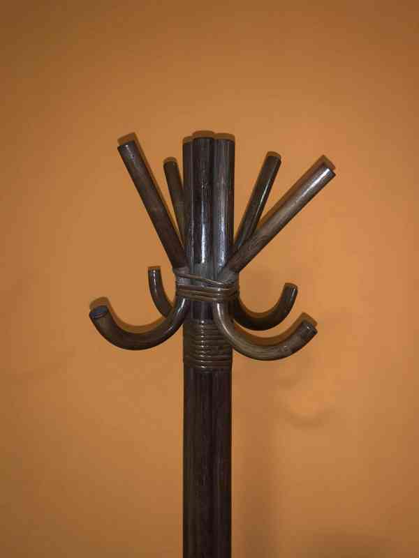 Dřevěný věšák na oblečení – Olomouc - foto 3