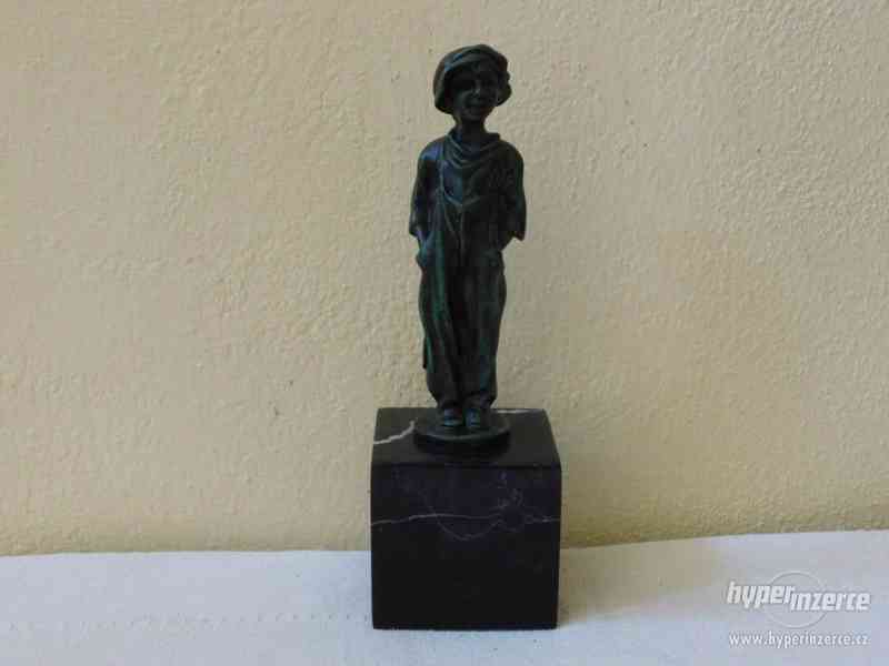 Chlapec - bronzová socha na mramoru - foto 1
